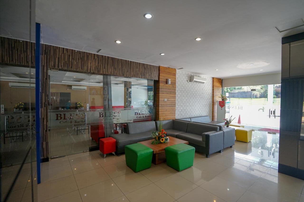 Oyo 575 Blessing Hotel Palembang Extérieur photo