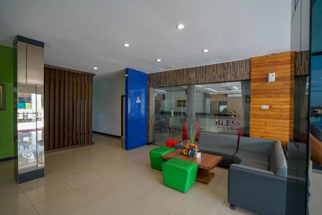 Oyo 575 Blessing Hotel Palembang Extérieur photo