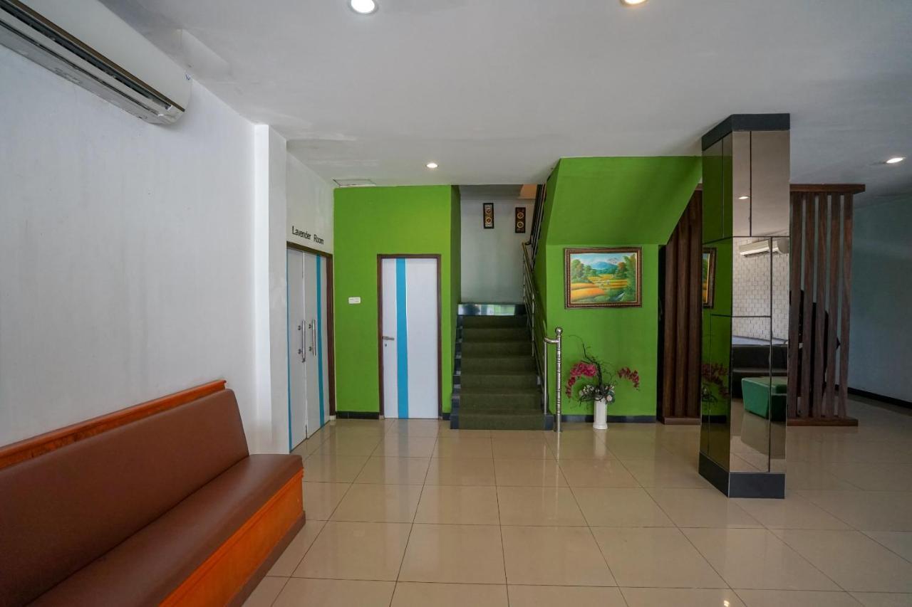Oyo 575 Blessing Hotel Palembang Extérieur photo
