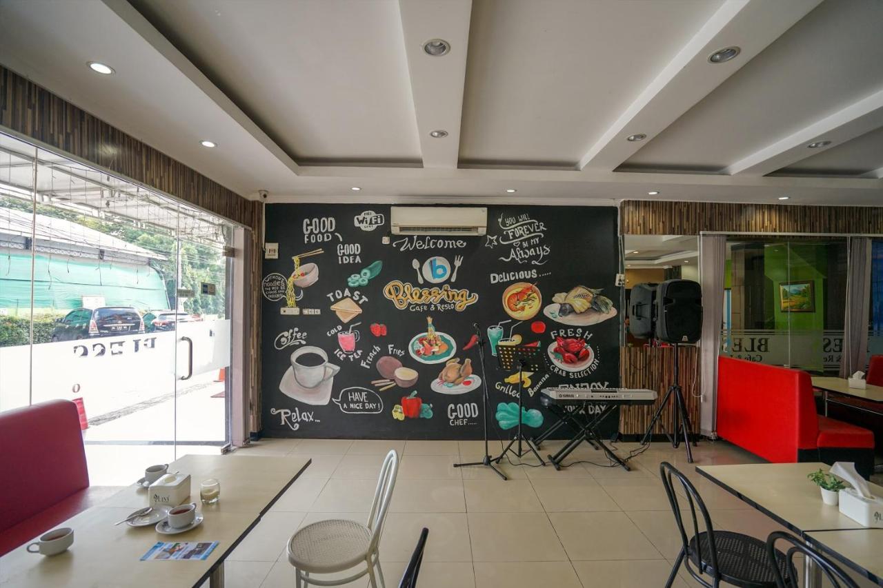 Oyo 575 Blessing Hotel Palembang Extérieur photo