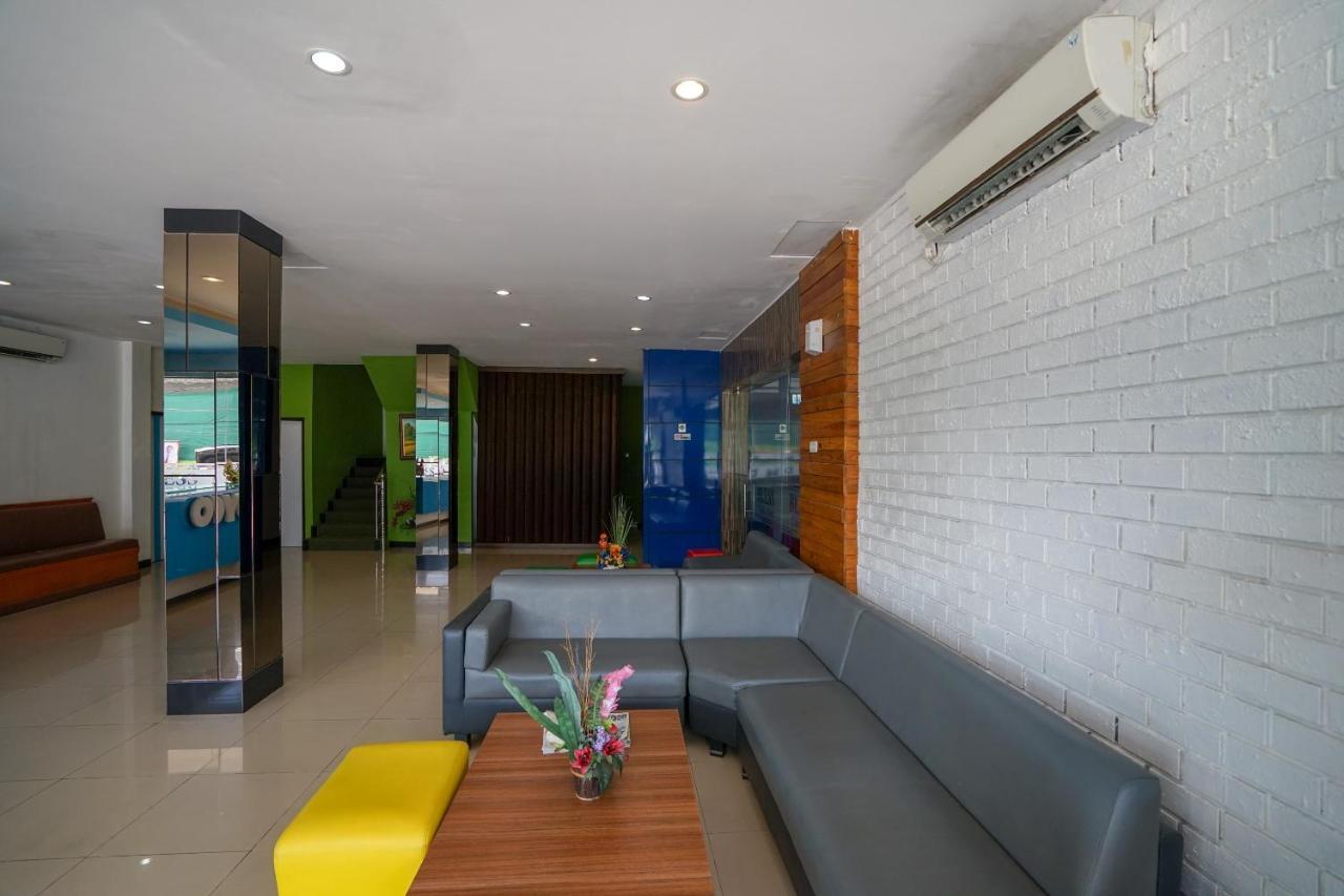 Oyo 575 Blessing Hotel Palembang Extérieur photo